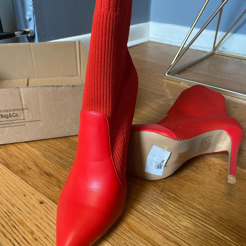 Red Pumps - Picture 4 of 7